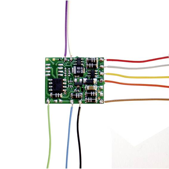 Malý zelený elektrický obvod s několika připojenými barevnými kabely na bílém pozadí.