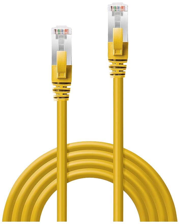 Žlutý ethernetový kabel se dvěma konektory RJ45, často používaný pro síťová připojení a připojení k internetu.