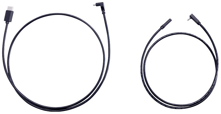 Dva černé kabely: vlevo delší kabel s USB-C konektorem, vpravo kratší kabel s lomným konektorem, obojí na bílém pozadí.