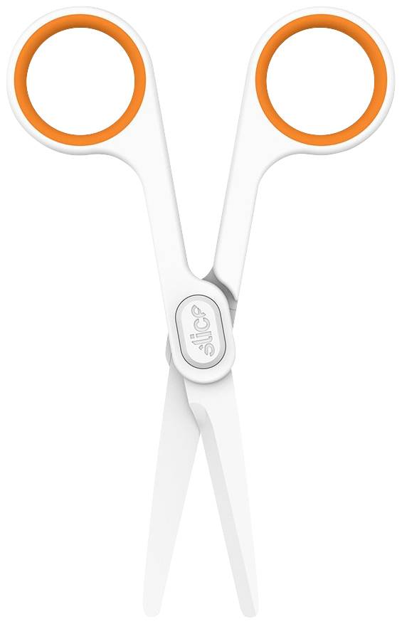 Bílé nůžky s oranžovými rukojeťmi, otevřené do tvaru V.