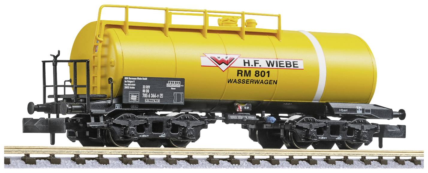 Žlutý cisternový vůz značky H.F. Wiebe s nápisem 'RM 801 WASSERWAGEN' stojí na koleji.