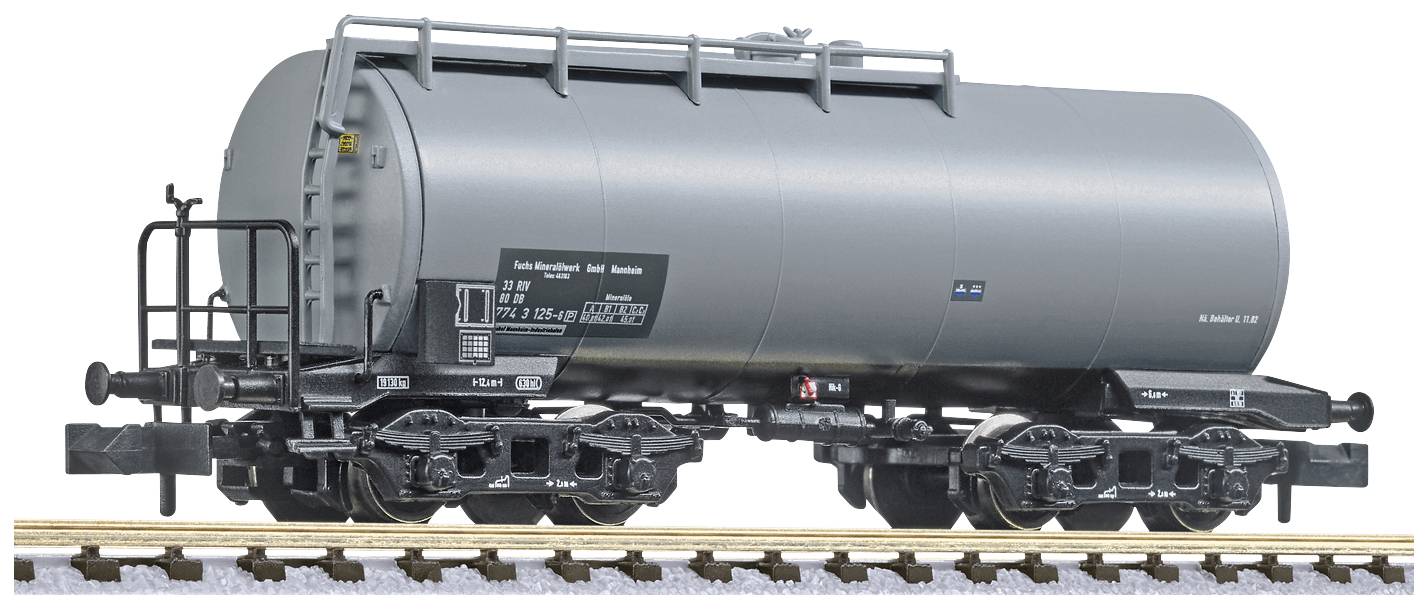 Šedý cisternový vůz stojí na koleji, detailně zpracovaný pro nadšence modelových železnic.