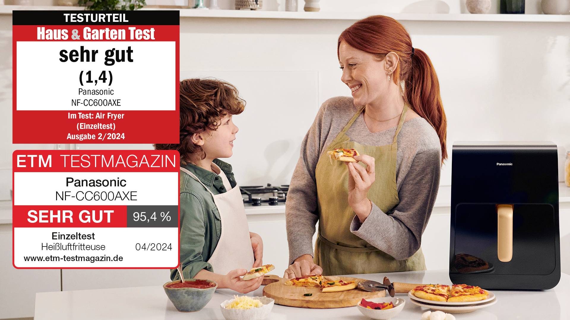 Žena a dítě jedí pizzu v kuchyni vedle horkovzdušné fritézy Panasonic. Výsledek testu: 'Velmi dobré (1,4)'.