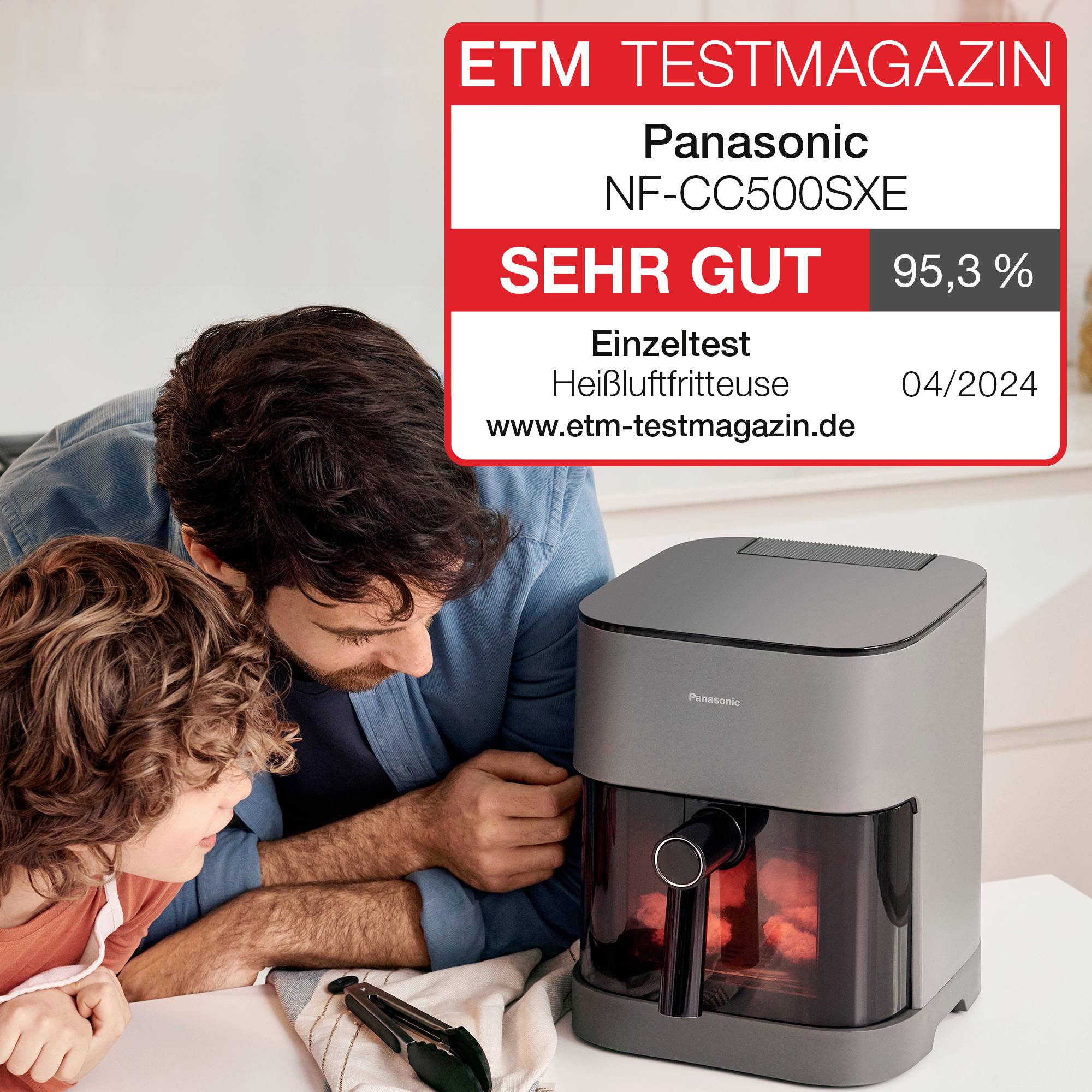 Člověk se dívá na šedou horkovzdušnou fritézu Panasonic. V rohu je hodnoticí pečeť: 'ETM TESTMAGAZIN', hodnocení: 95,3 %.