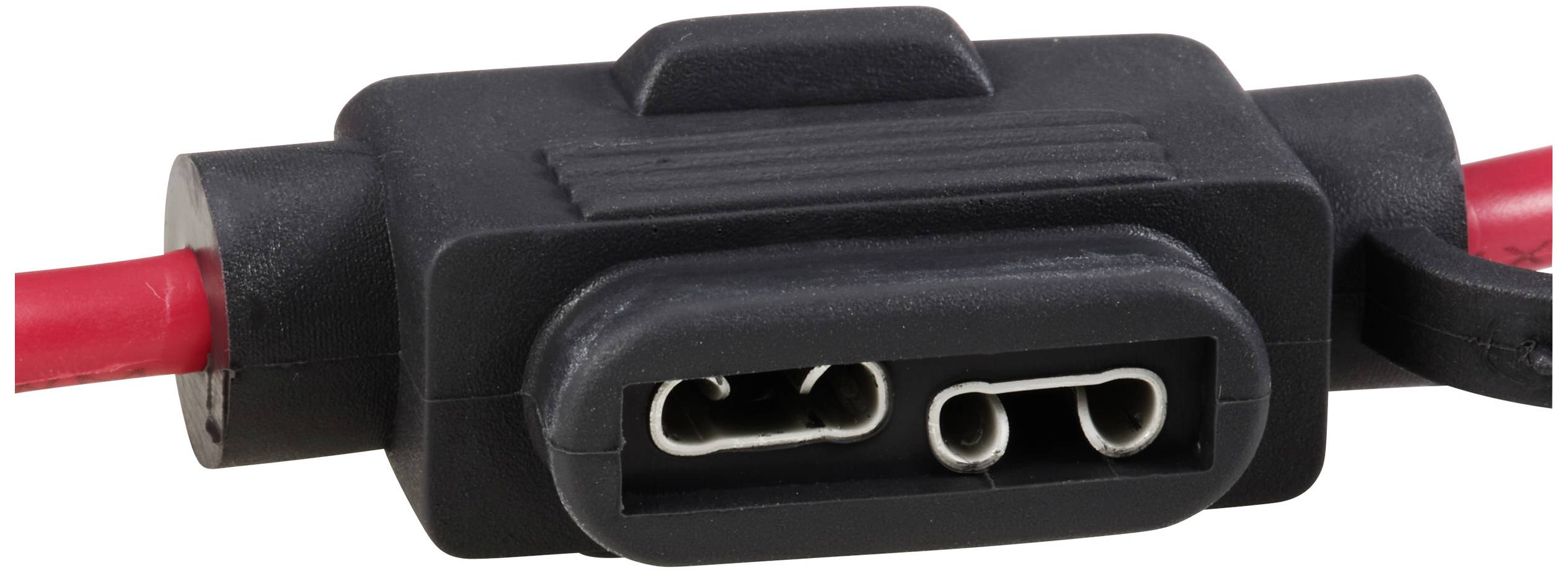 Černý elektrický konektor se dvěma kovovými kontakty, propojený červeným kabelem, detail zblízka.