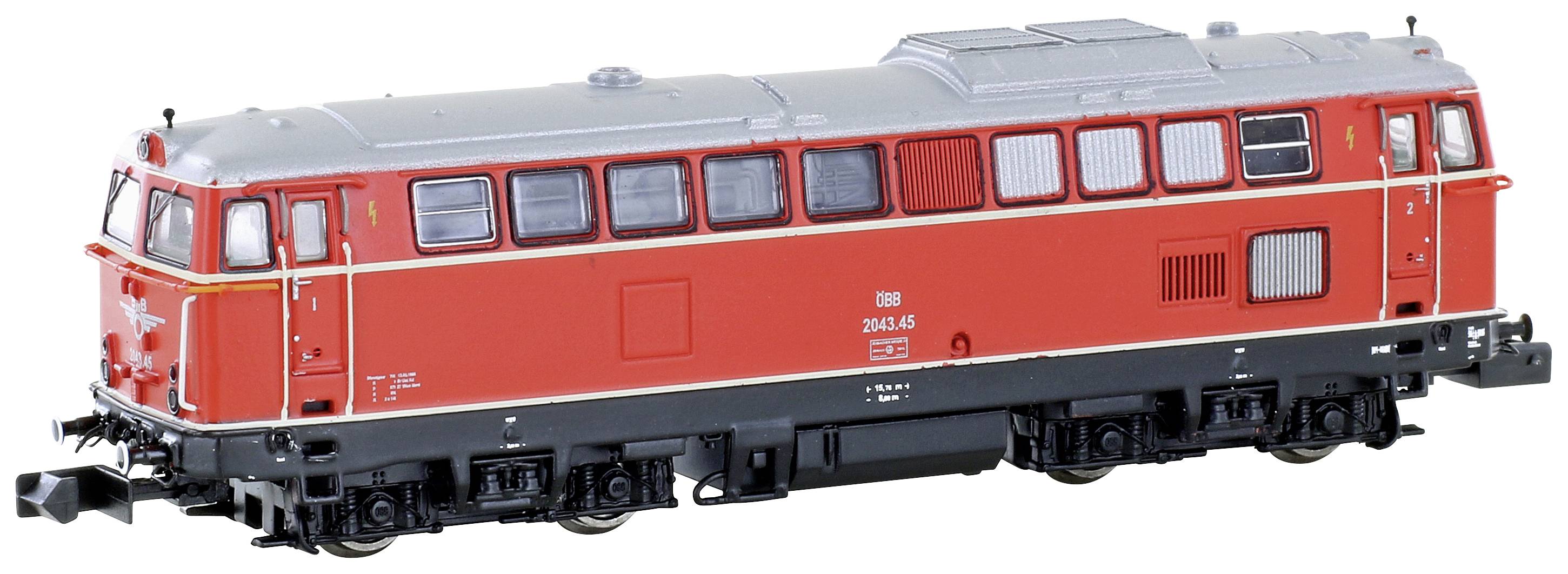 Červená lokomotiva Deutsche Bahn, vyfotografovaná z boku, na bílém pozadí.