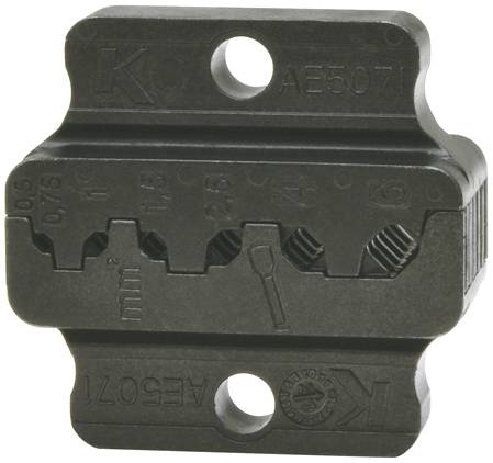 Kovový díl s několika lichoběžníkovými výřezy a značkami jako 'K', 'AE5071' a rozměrovými údaji od 0,5 do 4 mm.