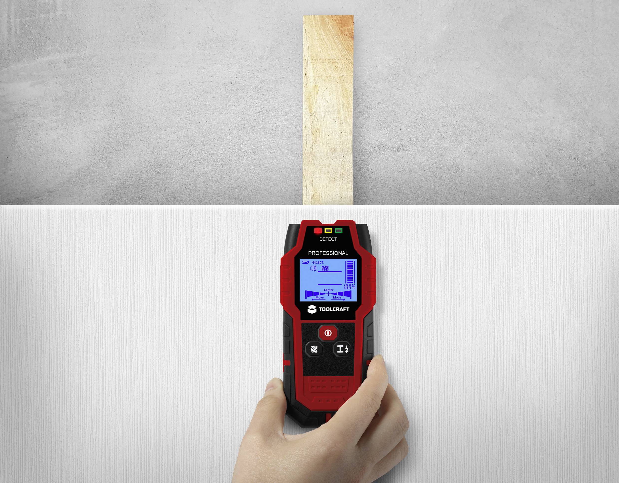 Ruka drží elektronické měřicí zařízení u zdi. Displej zobrazuje diagram pro detekci dřevěného trámu za stěnou.