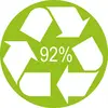 Zelený recyklační symbol se třemi šipkami pohybujícími se v kruhu. Uprostřed je napsáno '92 %', což znázorňuje podíl recyklovaného materiálu.