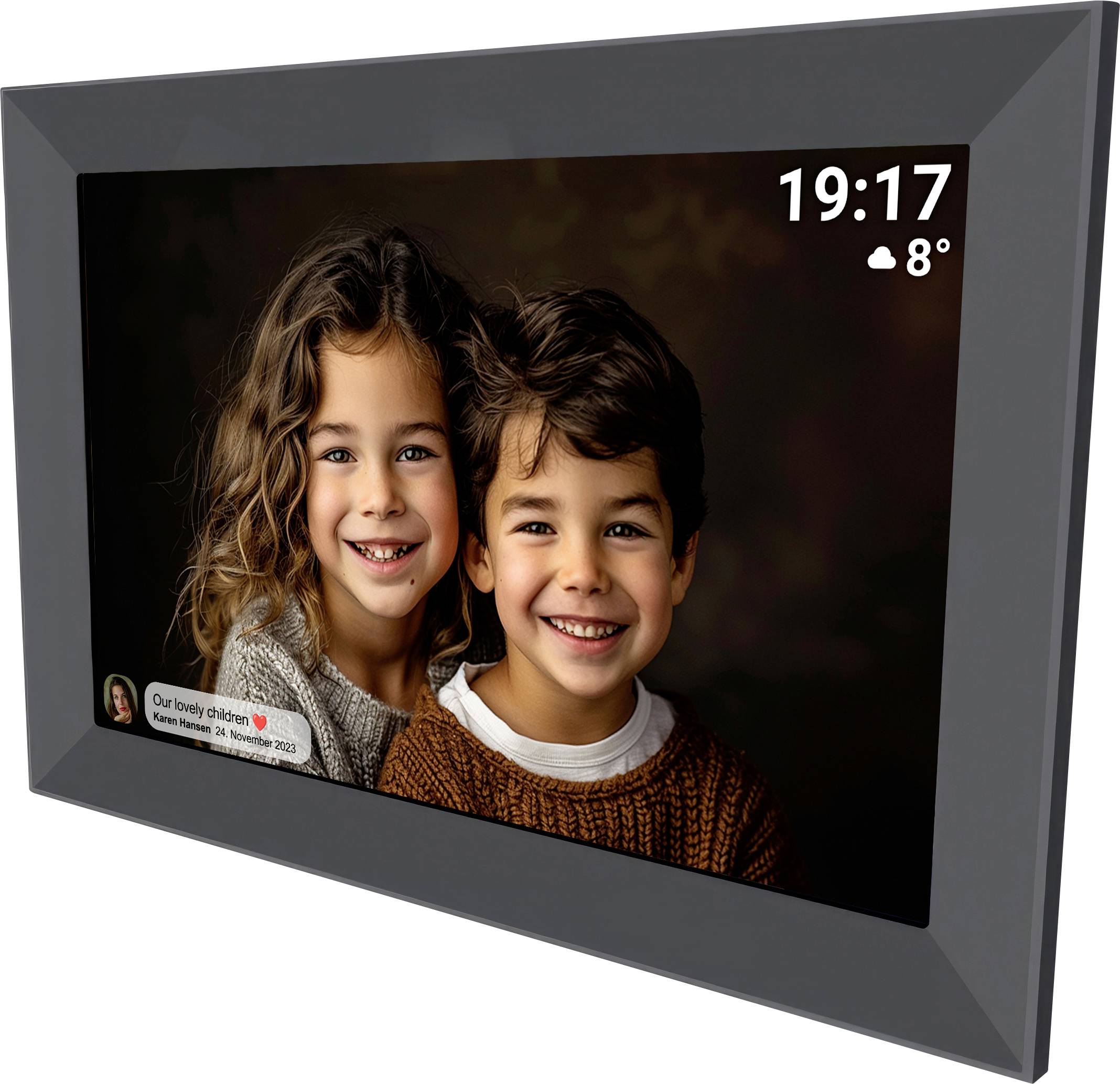 Digitální fotorámeček zobrazuje dva usmívající se děti vedle sebe. V horním rohu je zobrazený čas '19:17' a teplota '8°C'.