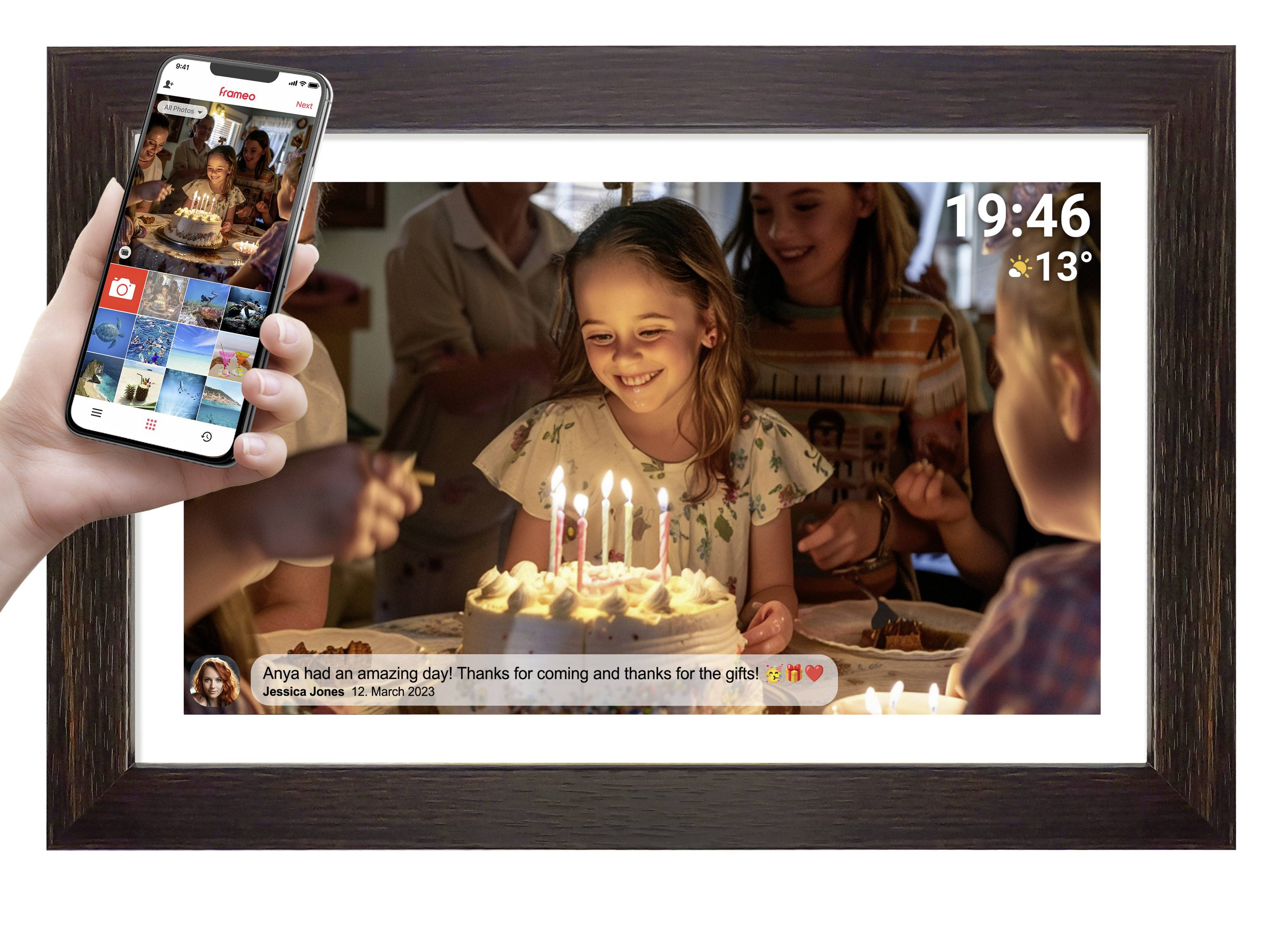 Dítě se usmívá na narozeninové oslavě, obklopeno přáteli, před dortem s hořícími svíčkami. Jedna ruka drží smartphone s fotografiemi.