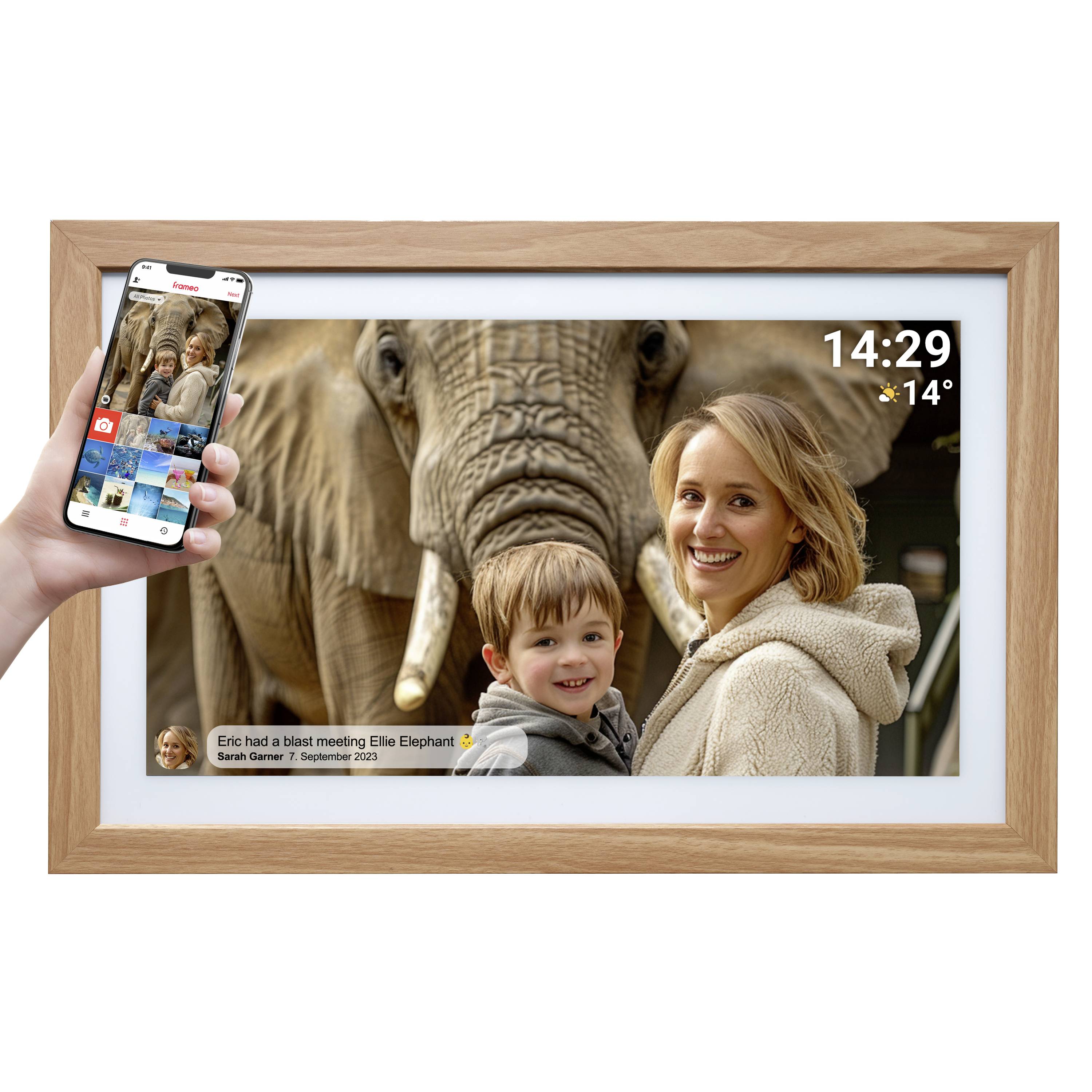 Žena a dítě se usmívají před slonem. Jedna ruka drží smartphone, který zobrazuje podobný obrázek.