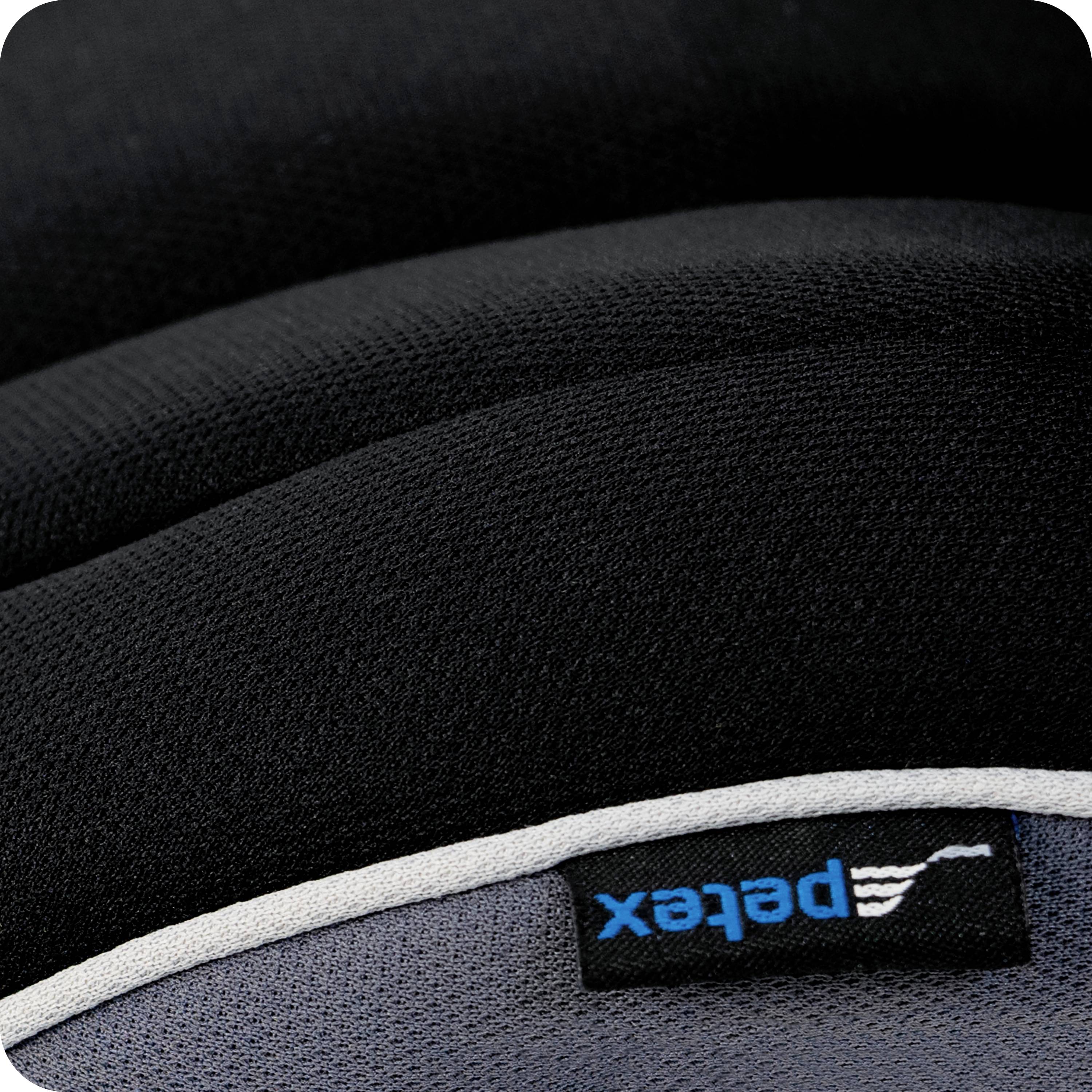 Černý textil s šedým lemováním, značka 'Petex'.