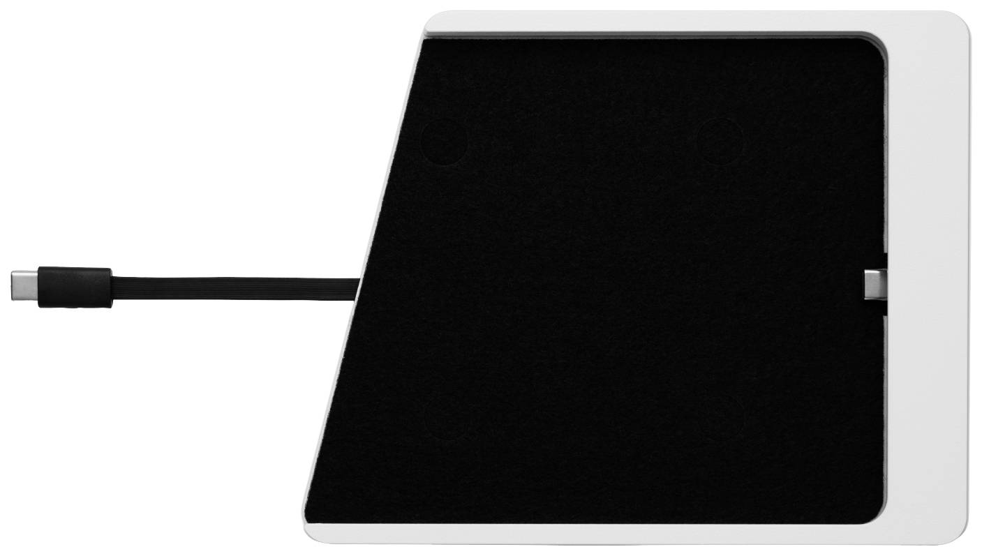 Černé, obdélníkové zařízení s USB kabelem vyčnívajícím z levé strany. Nachází se na bílém povrchu.