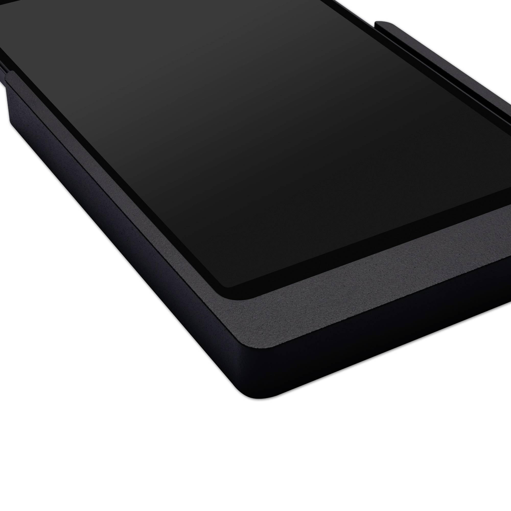 Mobilní telefon s černou obrazovkou leží na bílém povrchu. Je mírně nakloněn, což odhaluje jeho hrany.
