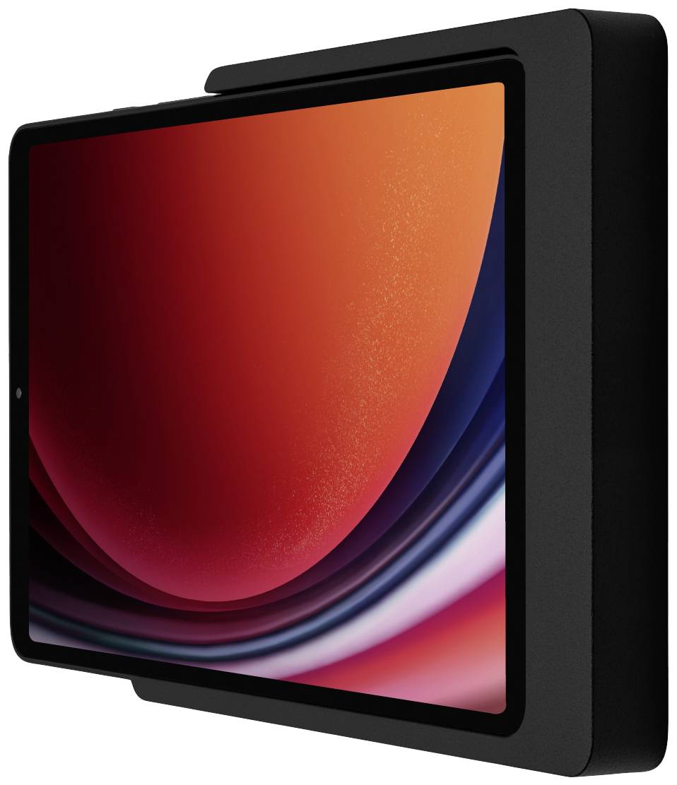 Tablet s červeným zvlněným pozadím, upevněný na stěně v držáku.
