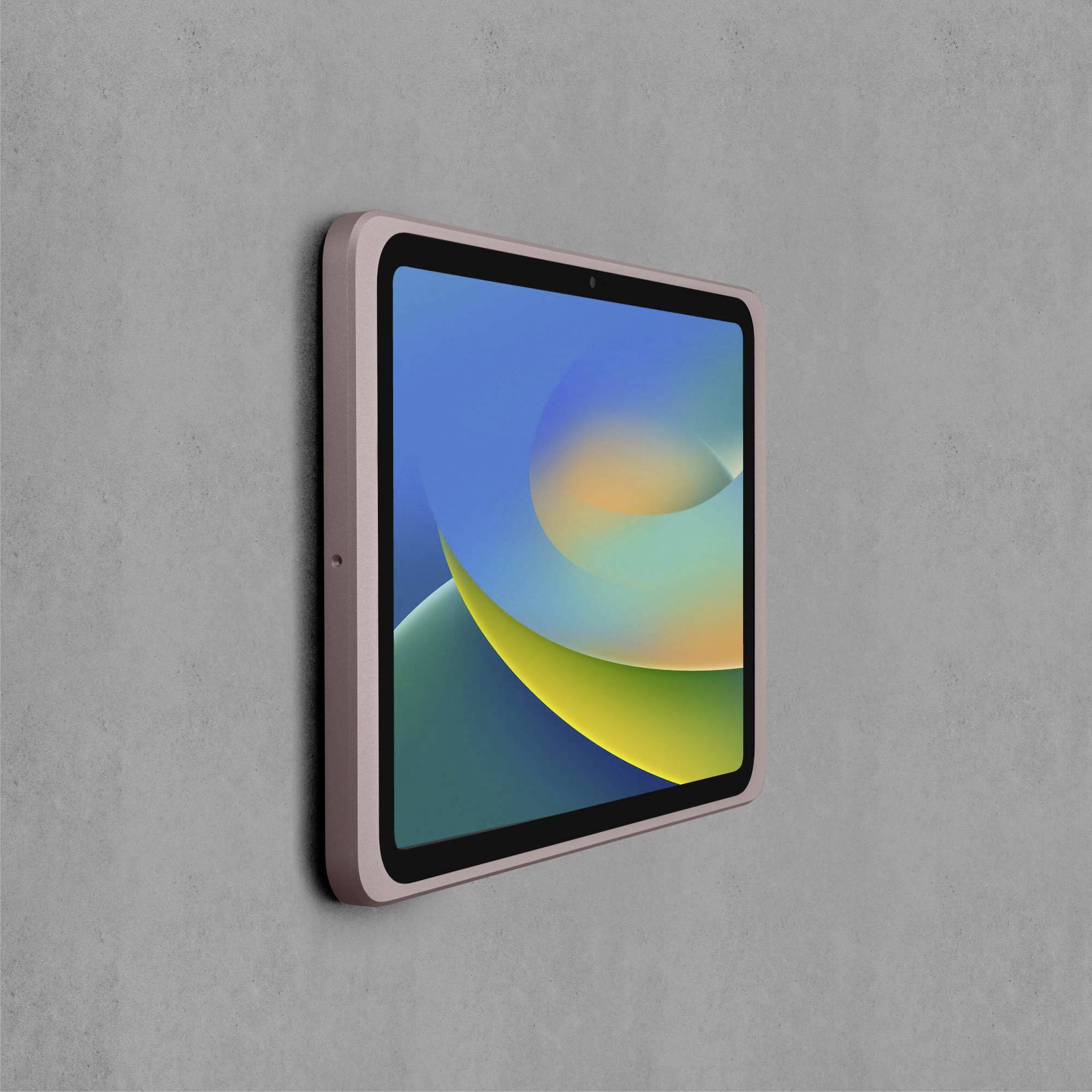 Tablet s barevným displejem připevněný na boční pohled na šedé stěně.