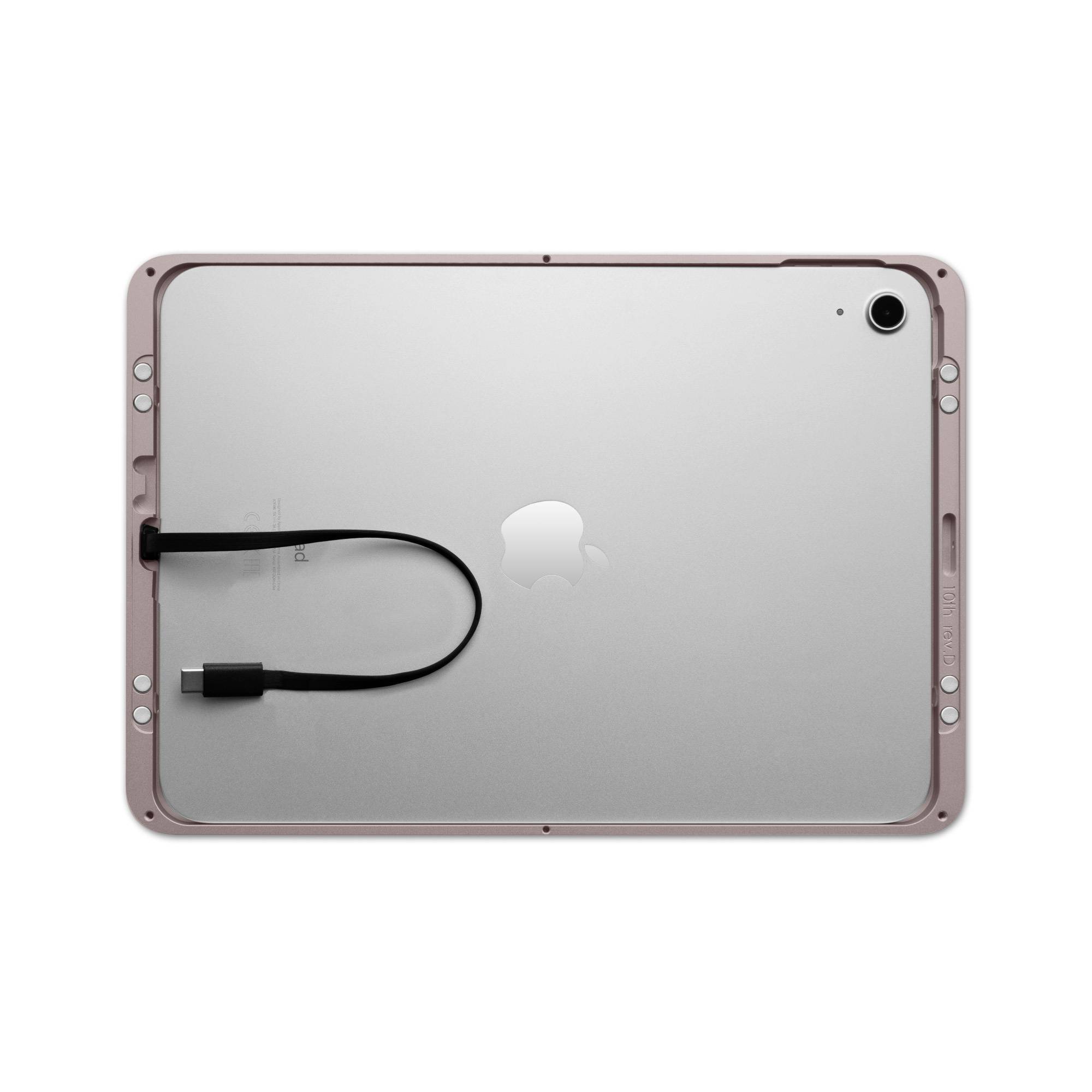 Stříbrný tablet s logem jablka na zadní straně; na něm leží krátký černý kabel s konektorem USB-C.