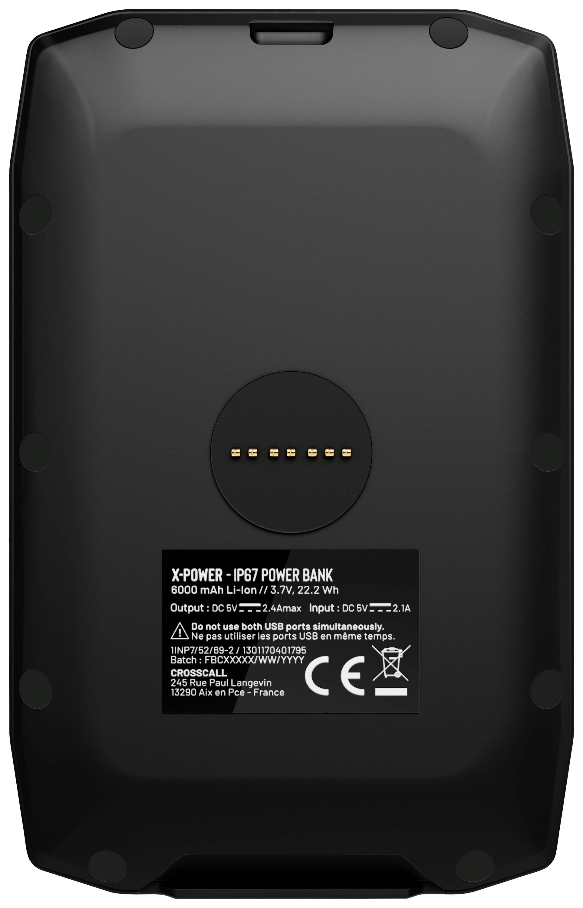 Černá powerbanka, pohled zezadu, s technickými údaji na štítku dole: '8000 mAh, IP67, Li-Ion, 22,2 Wh, Vstup: 5V, 2,1A'.