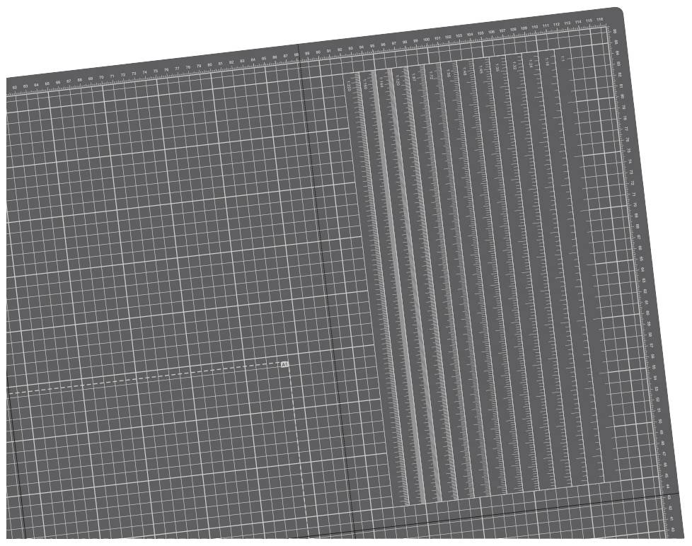 Detailně propracovaný design řezací podložky s mřížkou a měřicími linkami, který podporuje přesné řezání a měření pro rukodělné práce.