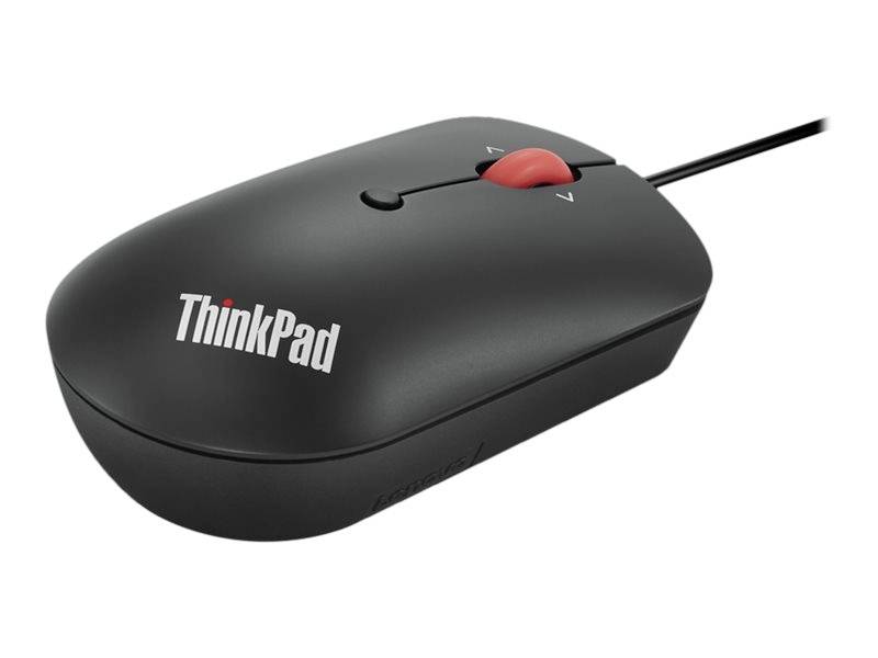 Černá myš ThinkPad s červeným kolečkem a kabelem, boční pohled, na bílém pozadí.