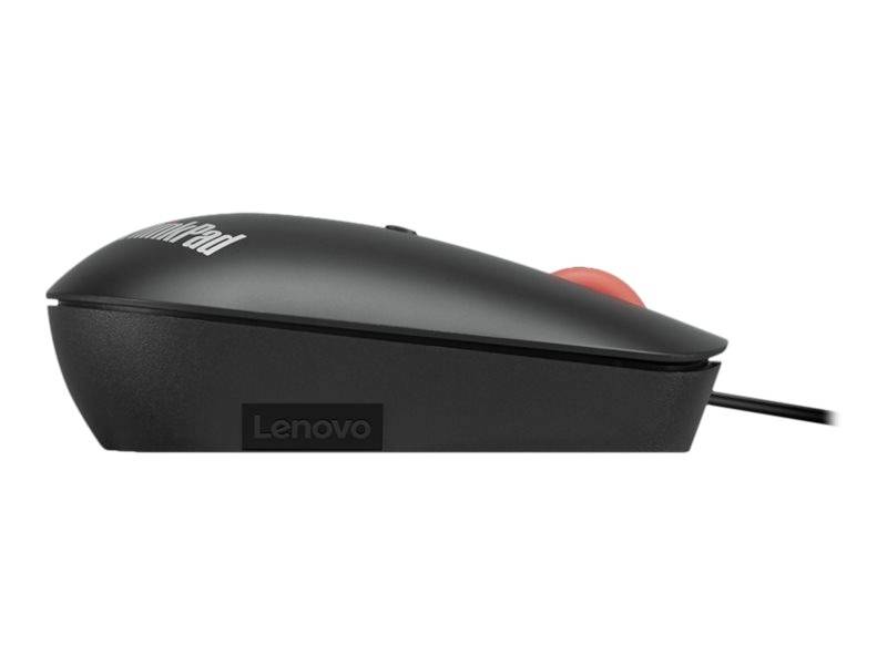 Boční pohled na černou počítačovou myš značky Lenovo ThinkPad s červeným trackpointem a USB kabelem, umístěné na bílém pozadí.