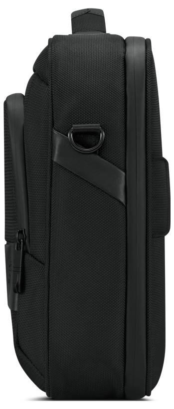 Černá crossbody taška z umělého materiálu, pohled z boku. Má odnímatelný popruh a přední kapsu se zipem.