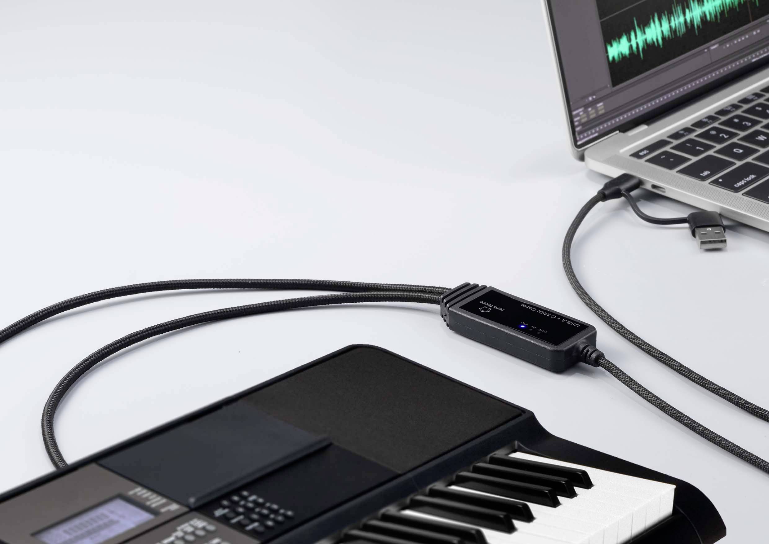 Syntezátor je připojen k laptopu, na kterém běží software pro úpravu zvuku. Kabel indikuje digitální nahrávací aktivitu.