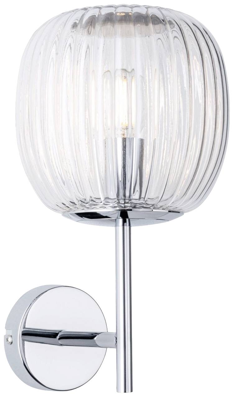 Nástěnná lampa se žebrovaným skleněným tělem a stříbrným podstavcem, nasměrovaná nahoru. Ideální do moderních interiérů.