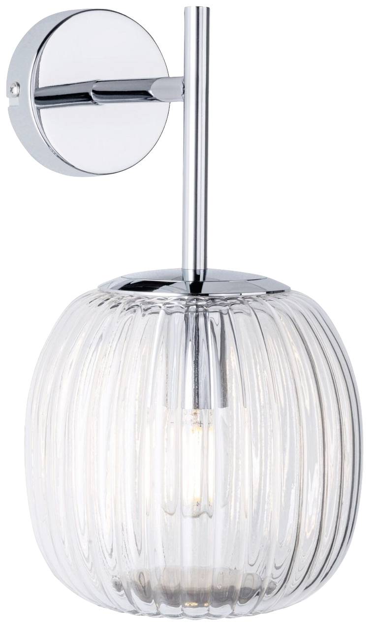 Nástěnná lampa s chromovanou základnou a vroubkovaným skleněným stínidlem. Vyzařuje teplé světlo, vhodná pro moderní interiéry.
