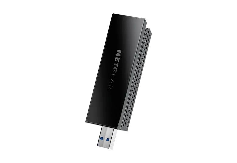 Černý USB Wi-Fi adaptér s nápisem 'NETGEAR', mírně nakloněný. Na boku má větrací otvory.