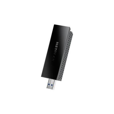 Černý USB Wi-Fi adaptér s nápisem 'NETGEAR', mírně nakloněný. Na boku má větrací otvory.