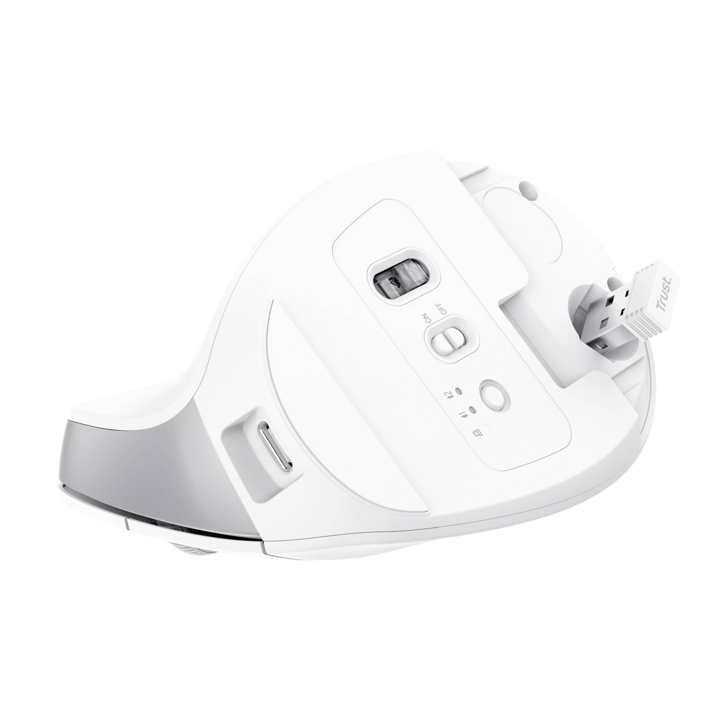 Ergonomická, vertikální, bílá počítačová myš s odnímatelným USB přijímačem a ovládacími prvky po straně.