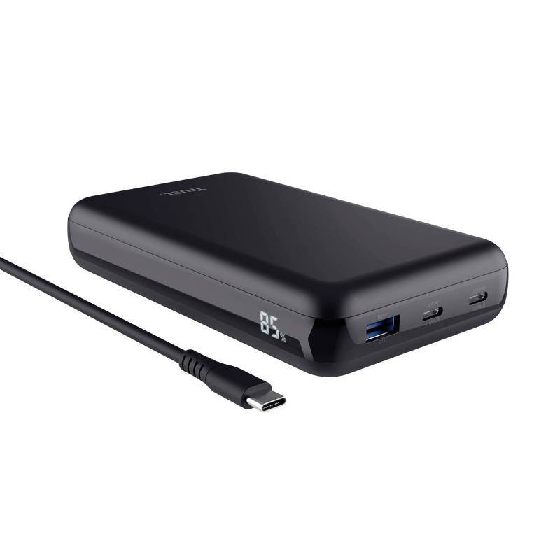 Černá powerbanka s USB kabelem. Disponuje digitálním displejem zobrazujícím '85%' a třemi konektory.