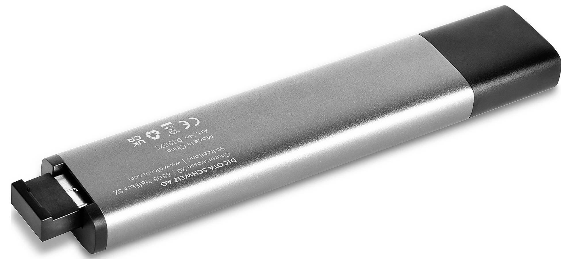 Stříbrný USB flash disk s černým víčkem vhodný pro ukládání dat, zobrazený na bílém pozadí.