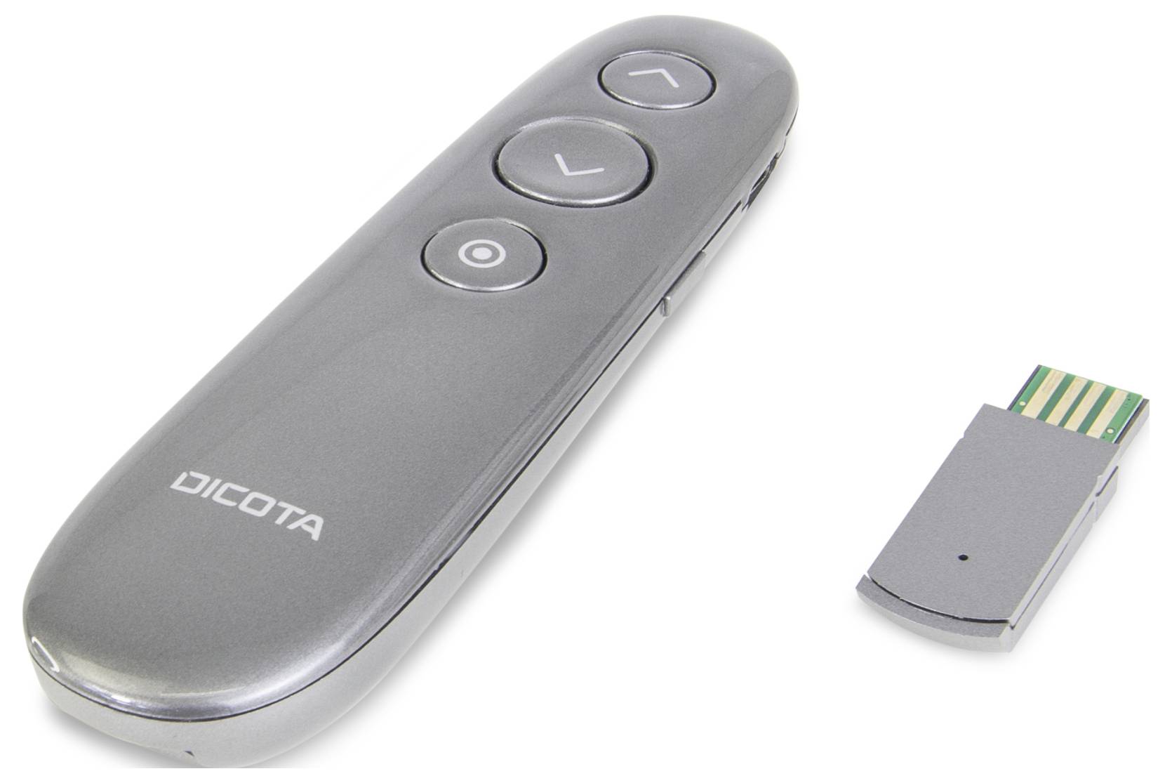 Stříbrný prezentační dálkový ovladač a USB přijímač od společnosti 'Dicota', se třemi kulatými tlačítky pro funkce jako pohyb vpřed a vzad.