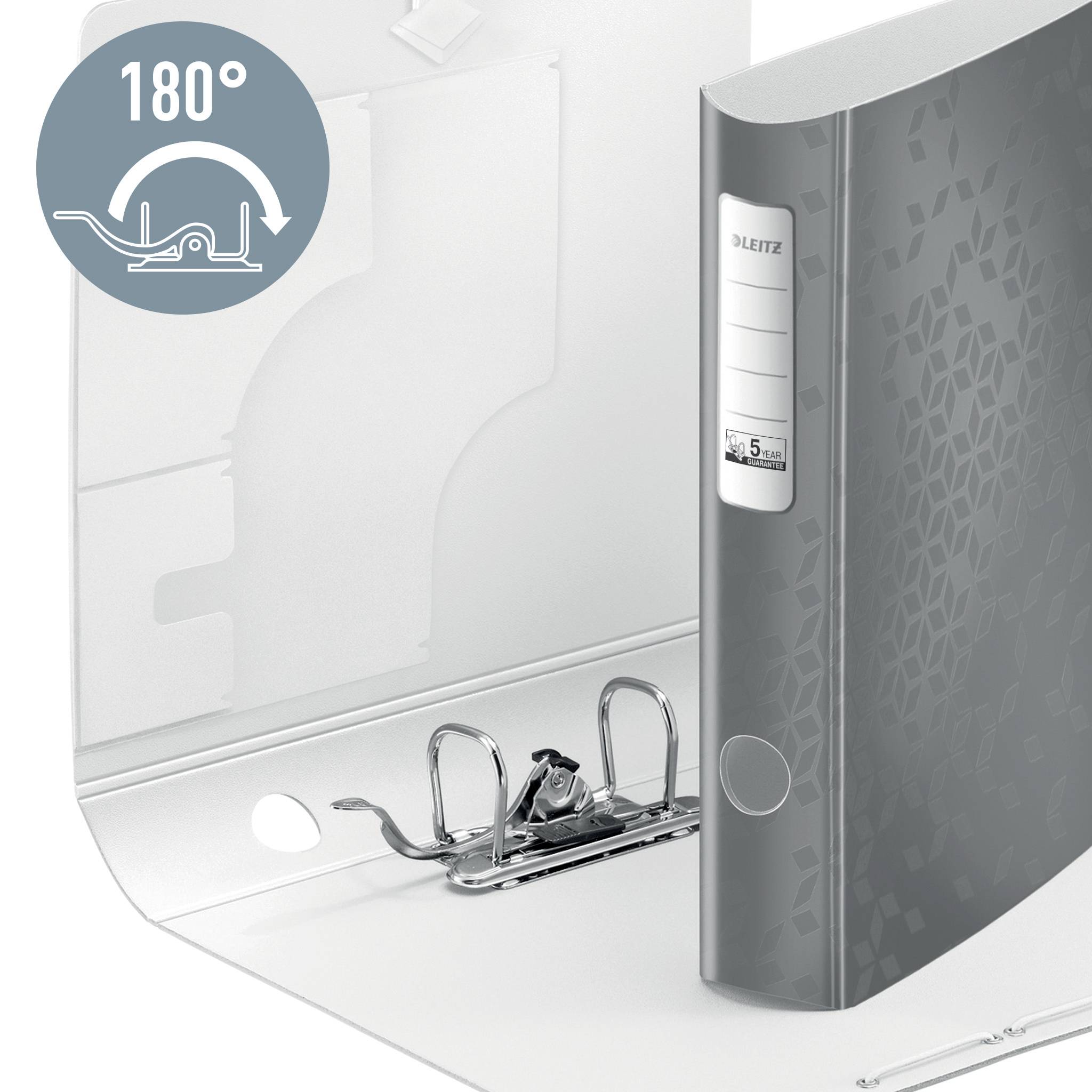 Šedý pořadač od firmy Leitz, otevřený a stojící. Pořadač zdůrazňuje mechanismus otevírání s úhlem 180°, vhodný pro dokumenty formátu A4.