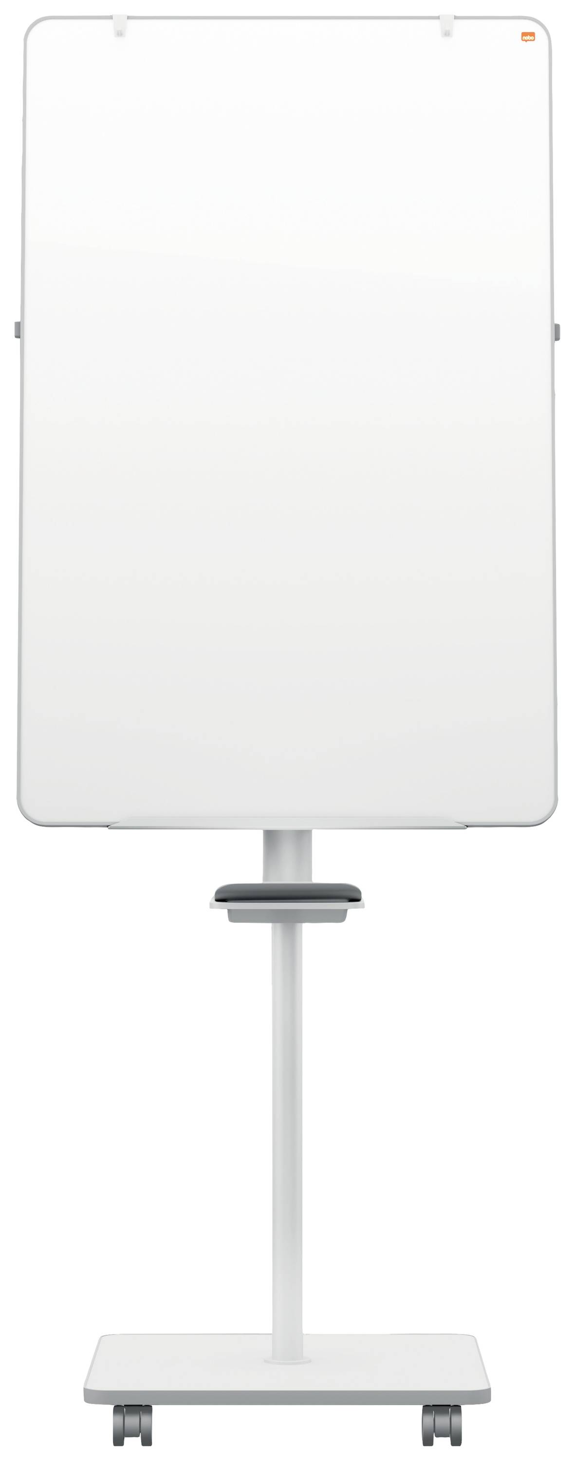Bílá tabule na mobilním stojanu stojí v prázdné místnosti a je připravena na prezentace nebo poznámky.