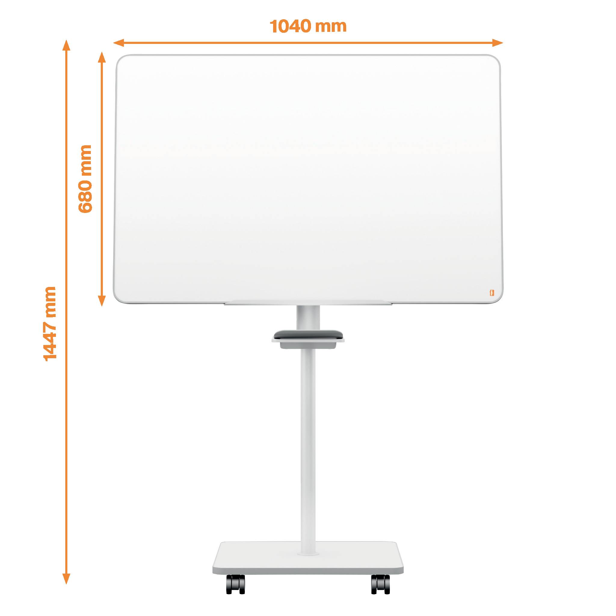 Bílá magnetická tabule na kolečkách, výškové a šířkové rozměry uvedeny: 1447 mm vysoká, 1040 mm široká.