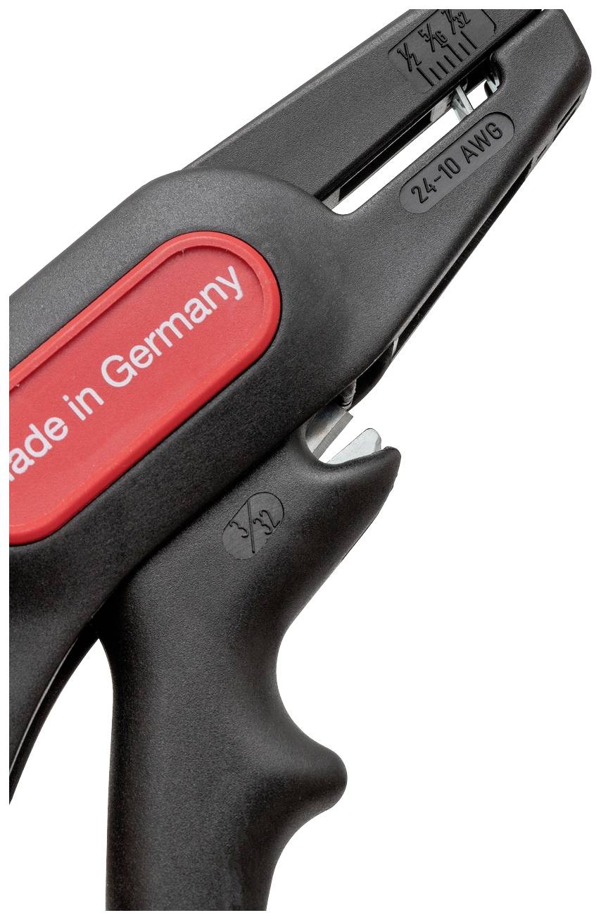 Černá sešívačka, částečně v červené barvě, s nápisem 'Made in Germany' na straně.