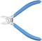 Boční štípací kleště s modrými rukojeťmi na bílém pozadí.