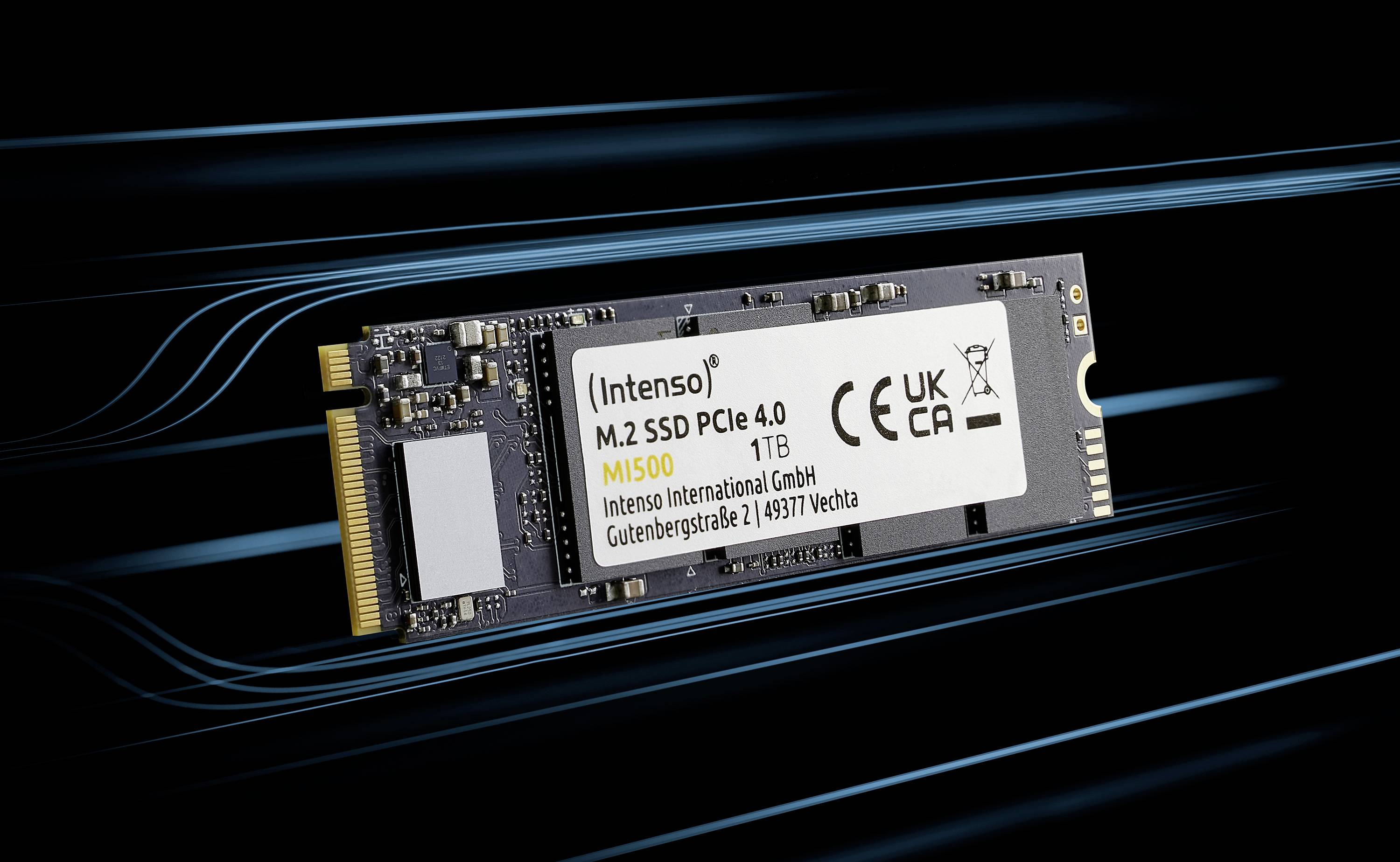 Intenzivní M.2 SSD s rozhraním PCIe 4.0 a kapacitou 1 TB na černém pozadí s modrými čarami.