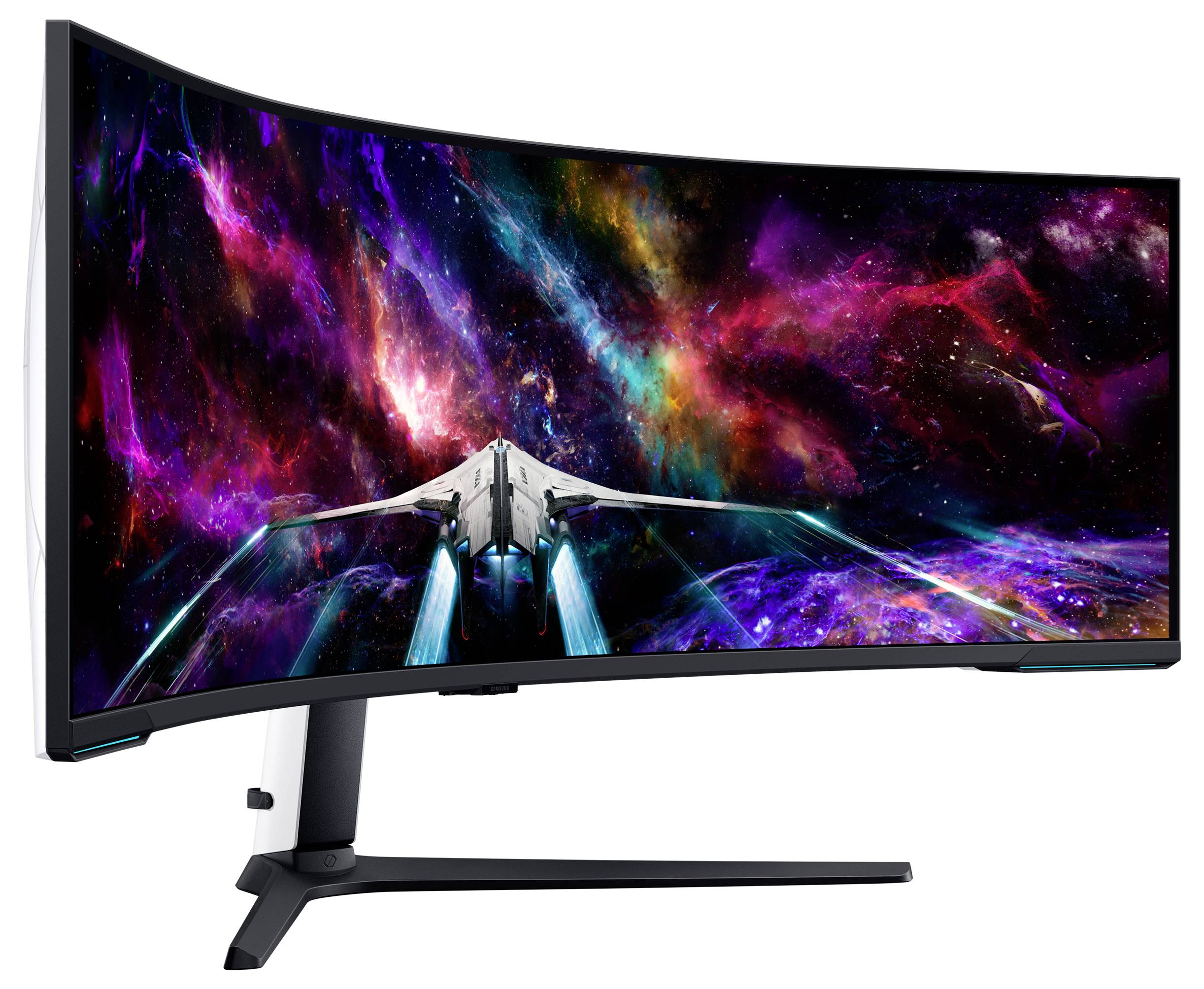 Zakřivený monitor zobrazuje vesmírnou hru, v níž futuristická vesmírná loď letí barevnou mlhovinou.