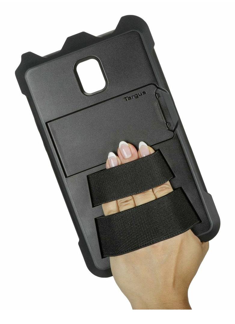 Jedna ruka drží černý obal na tablet s elastickými pásky pro lepší uchopení.