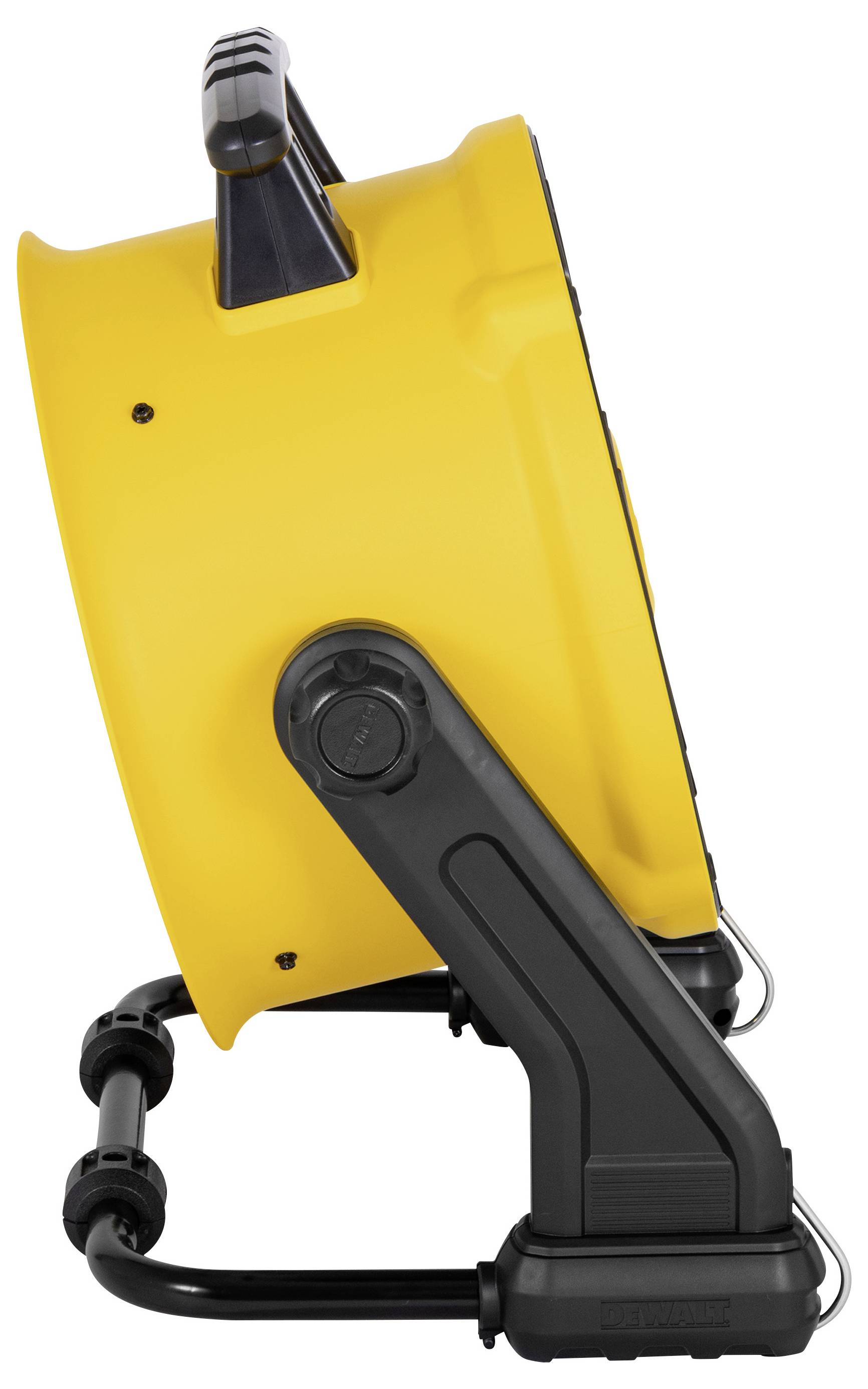 Žlutý přenosný ventilátor s černou rukojetí a stojanem, zobrazený z boku.