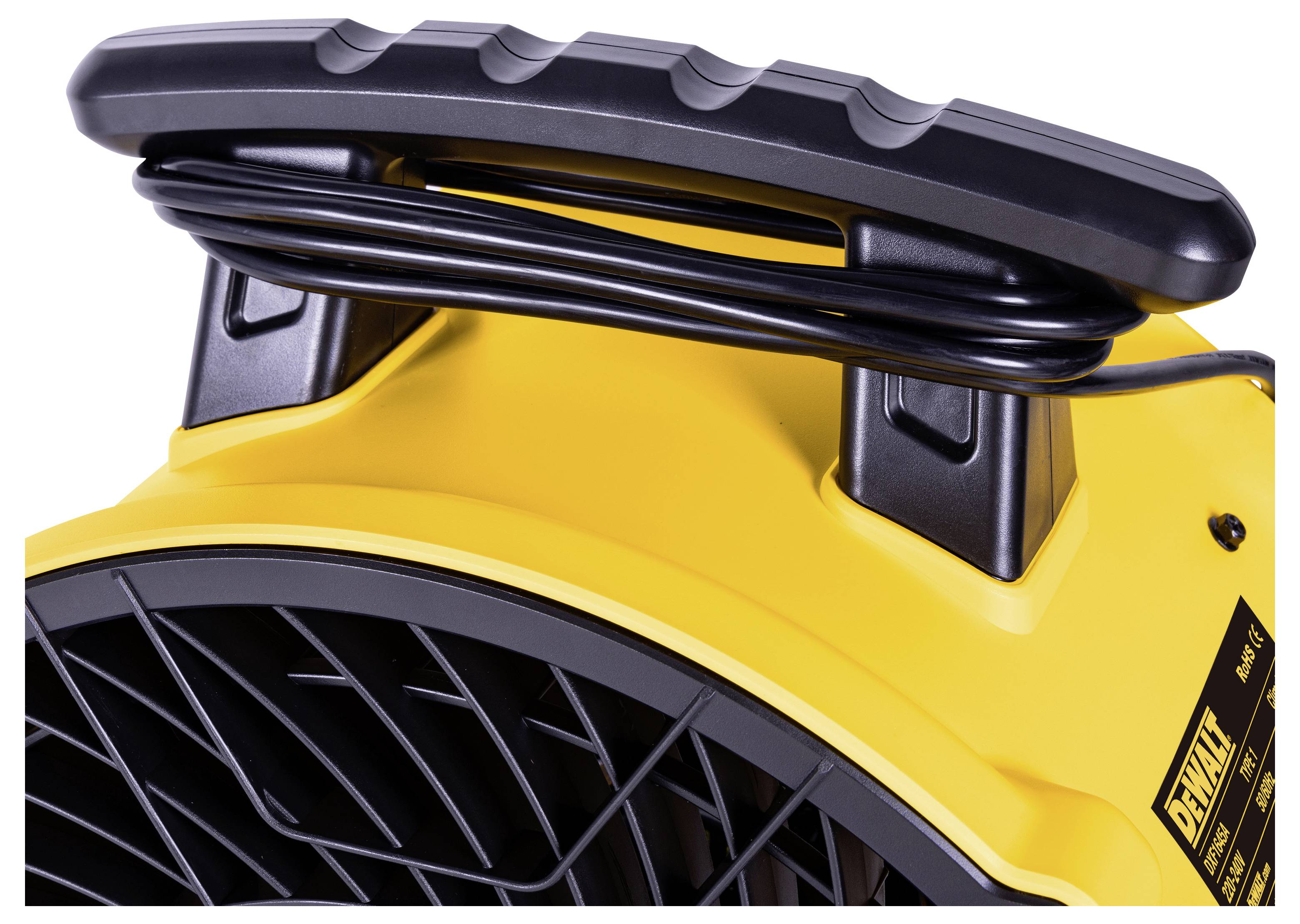 Žluto-černý ventilátor s černou rukojetí a navíjením kabelu. Design je robustní a přenosný, vhodný pro použití v dílně.