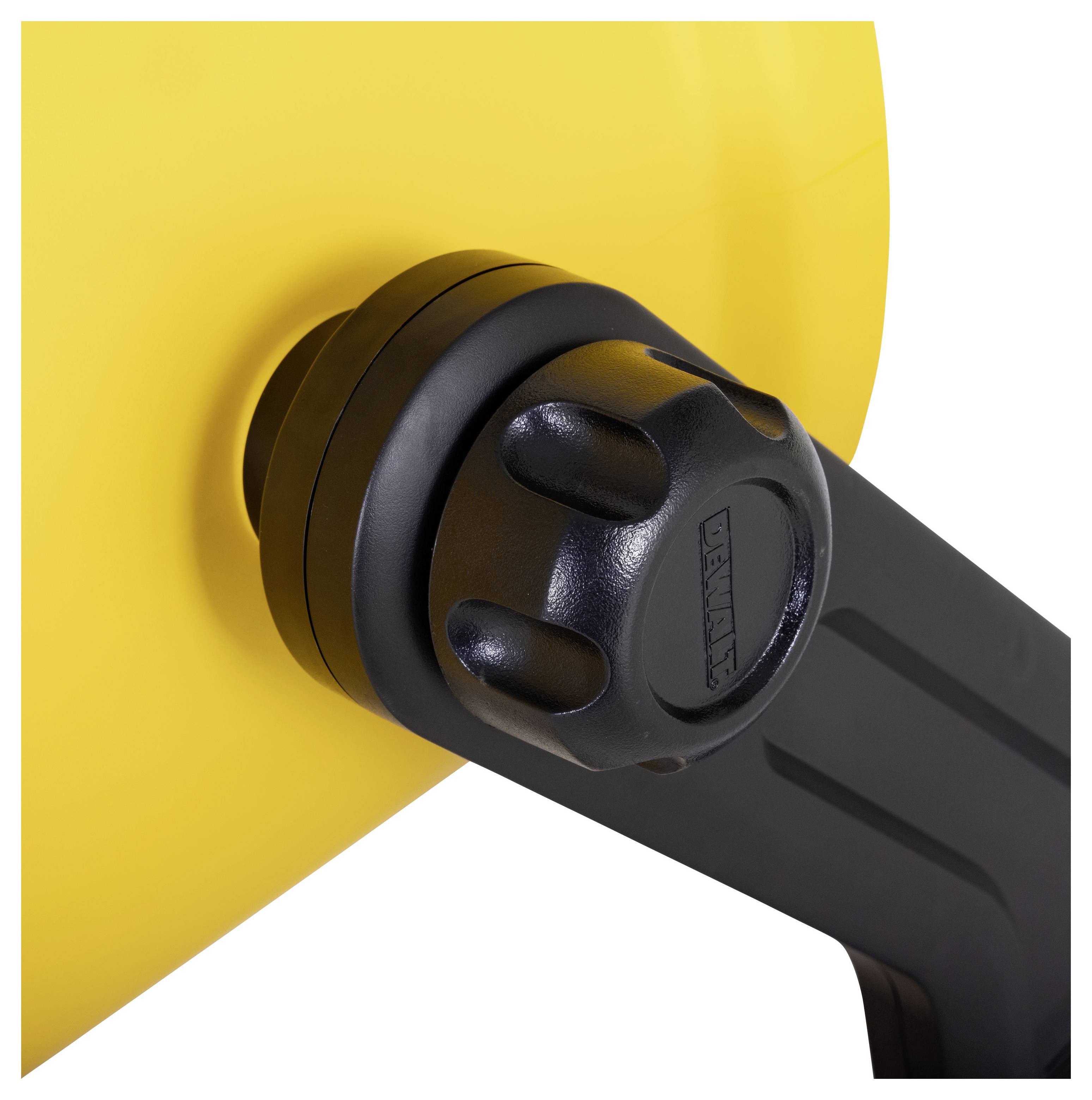 Žlutý kontejner s černým, kulatým otočným uzávěrem a černou rukojetí.