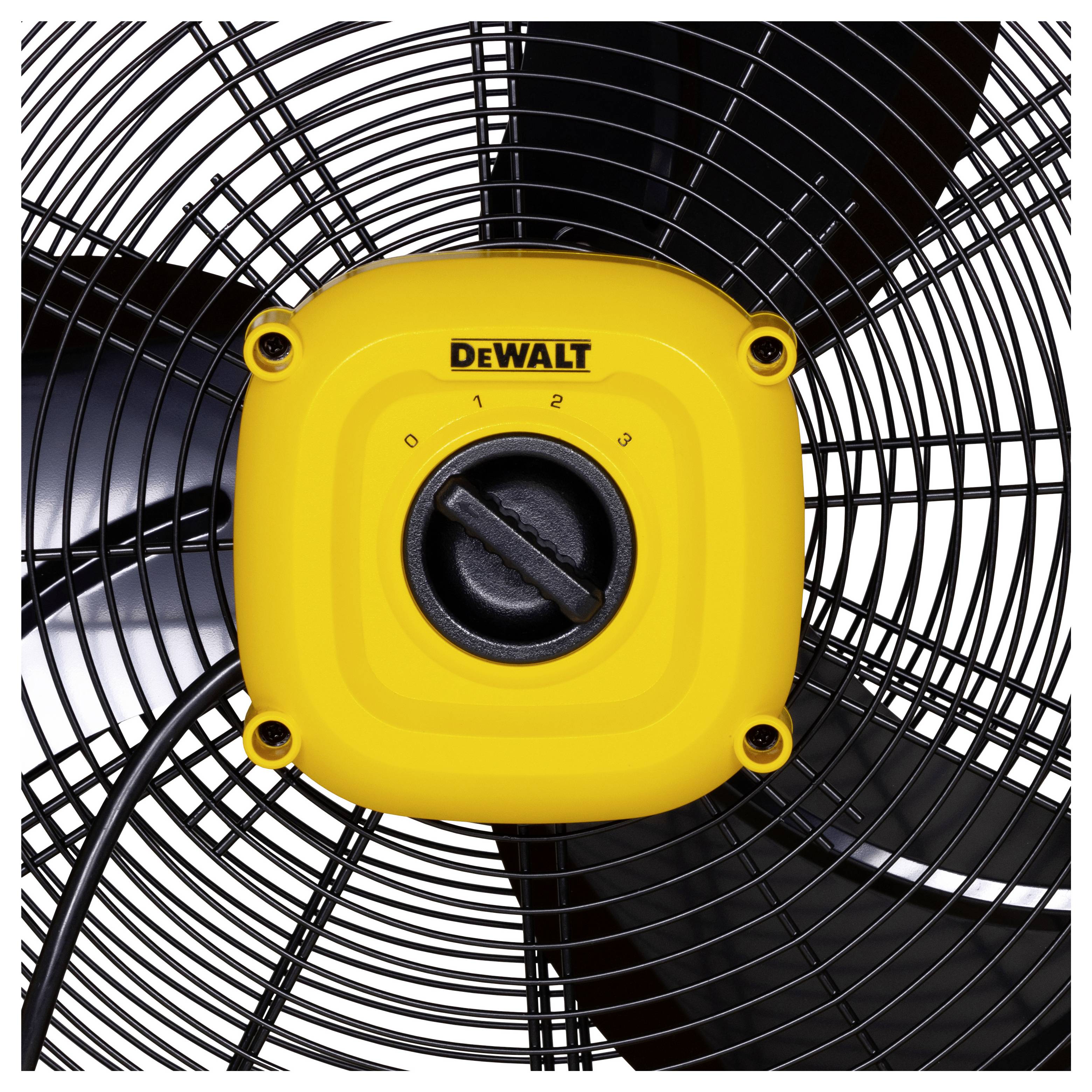 Žlutý ventilátor s černou ochrannou mřížkou a otočným spínačem uprostřed. Stupně 0 až 3 jsou vytištěny na povrchu.
