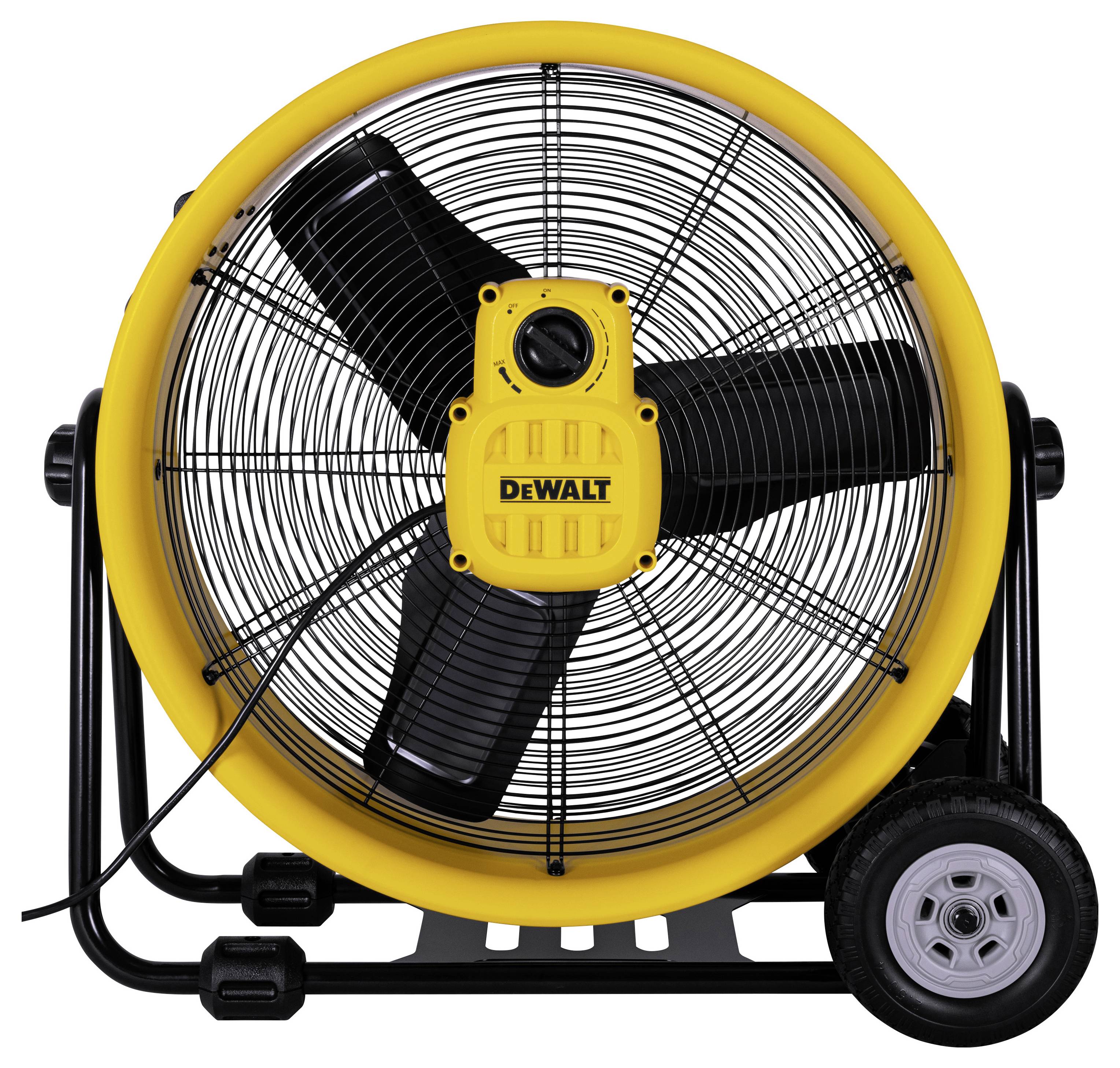 Žlutý průmyslový podlahový ventilátor DeWalt s černými lopatkami a kolečky, zobrazený zepředu na bílém pozadí.