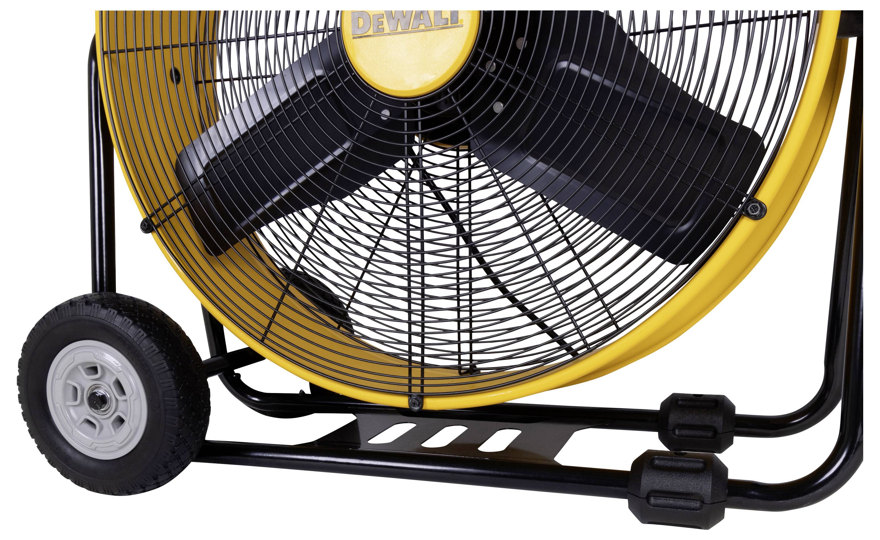 Detailní snímek žlutého a černého průmyslového podlahového ventilátoru DeWALT na kolečkovém kovovém rámu s přepravními rukojetěmi.